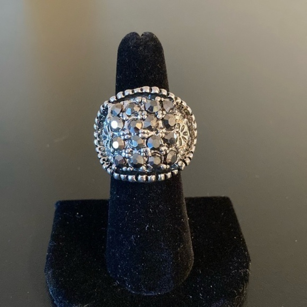 Elegant Black and Silver Women's Ring size 5.5